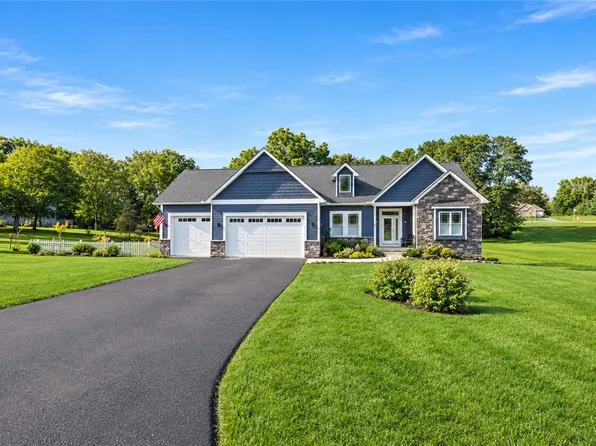 5 Sand Dunes Trl, Spencerport, NY 14559