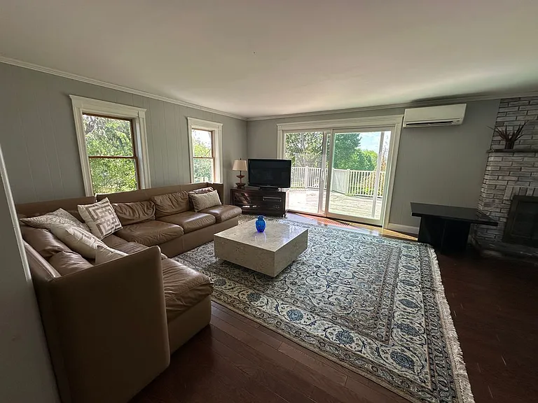 914 Middle Rd — Photo 10
