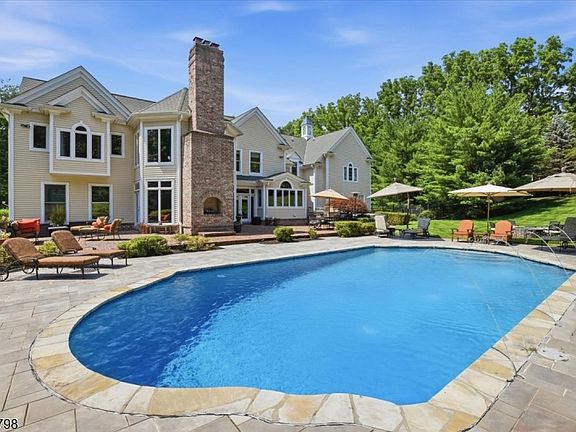 4th image of 7 Martin Ln