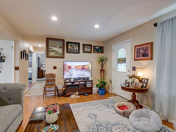 4th image of 309 Bluebird Ln