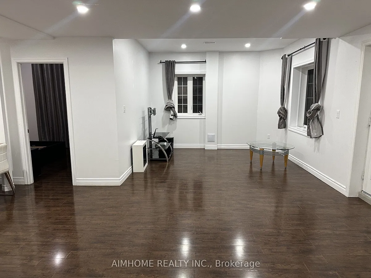 Building Photo - 39 Lady Karen Cres #BASEMENT