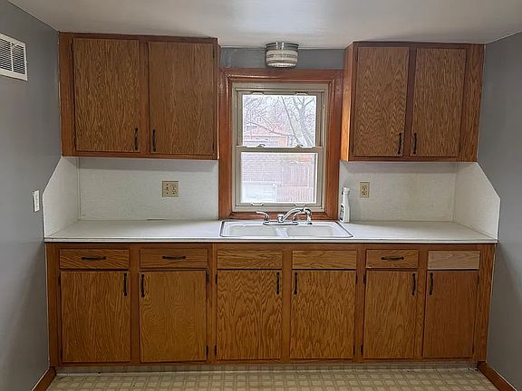 3rd image of 3906 Patterson St #B