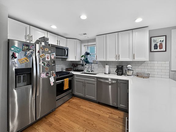 4th image of 3534 W Wrightwood Ave #G