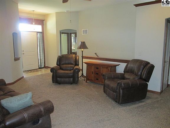 4th image of 10 Savannah Dr