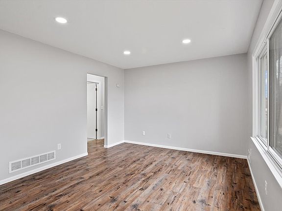 4th image of 2512 Woodlynn Ave E