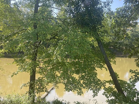 2nd image of 390 Duck Blind Rd