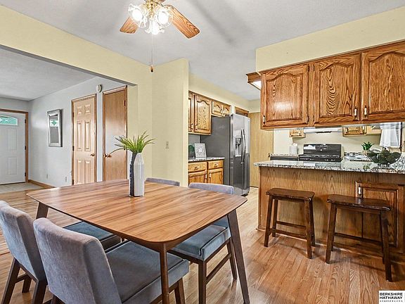 3rd image of 9142 Manderson St