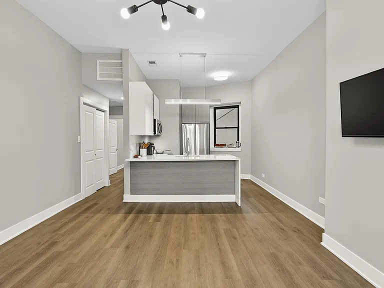 1421 N Dearborn St — Photo 8