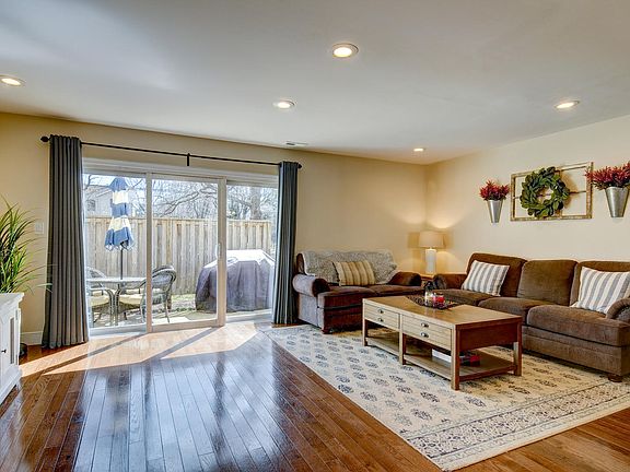 5th image of 8 Canterbury Cir