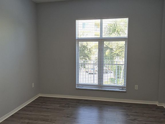 5th image of 1209 MAIN Street #205