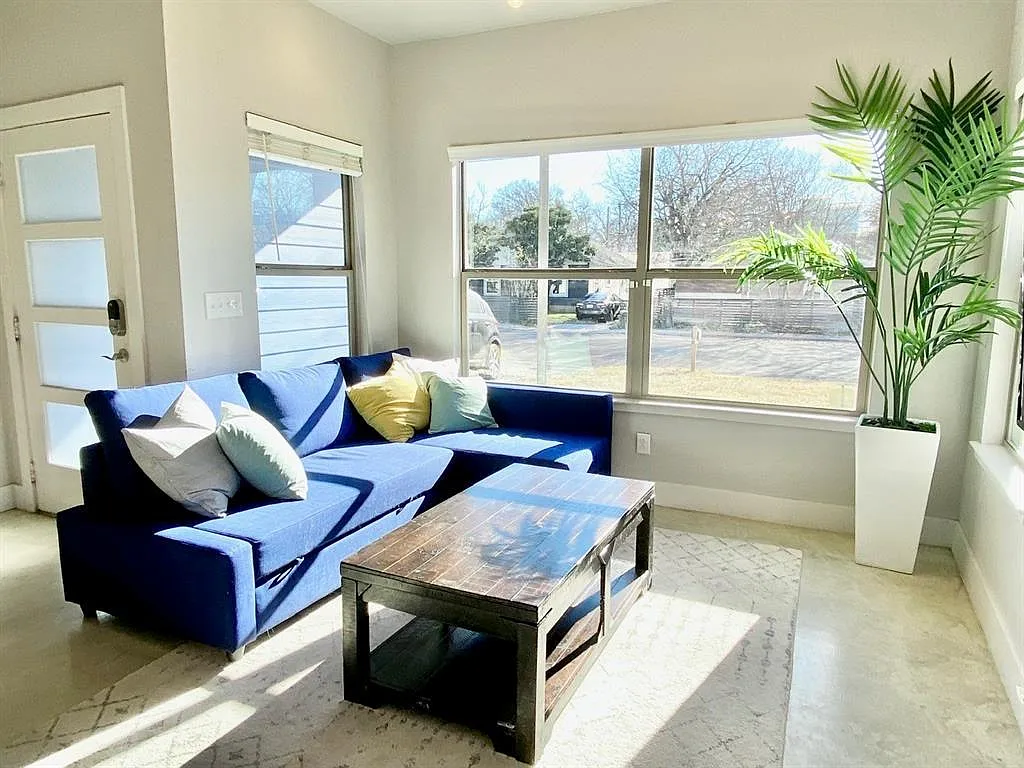 3 bed, 2.5 bath, 1768 sqft, $3,900 — Photo 3