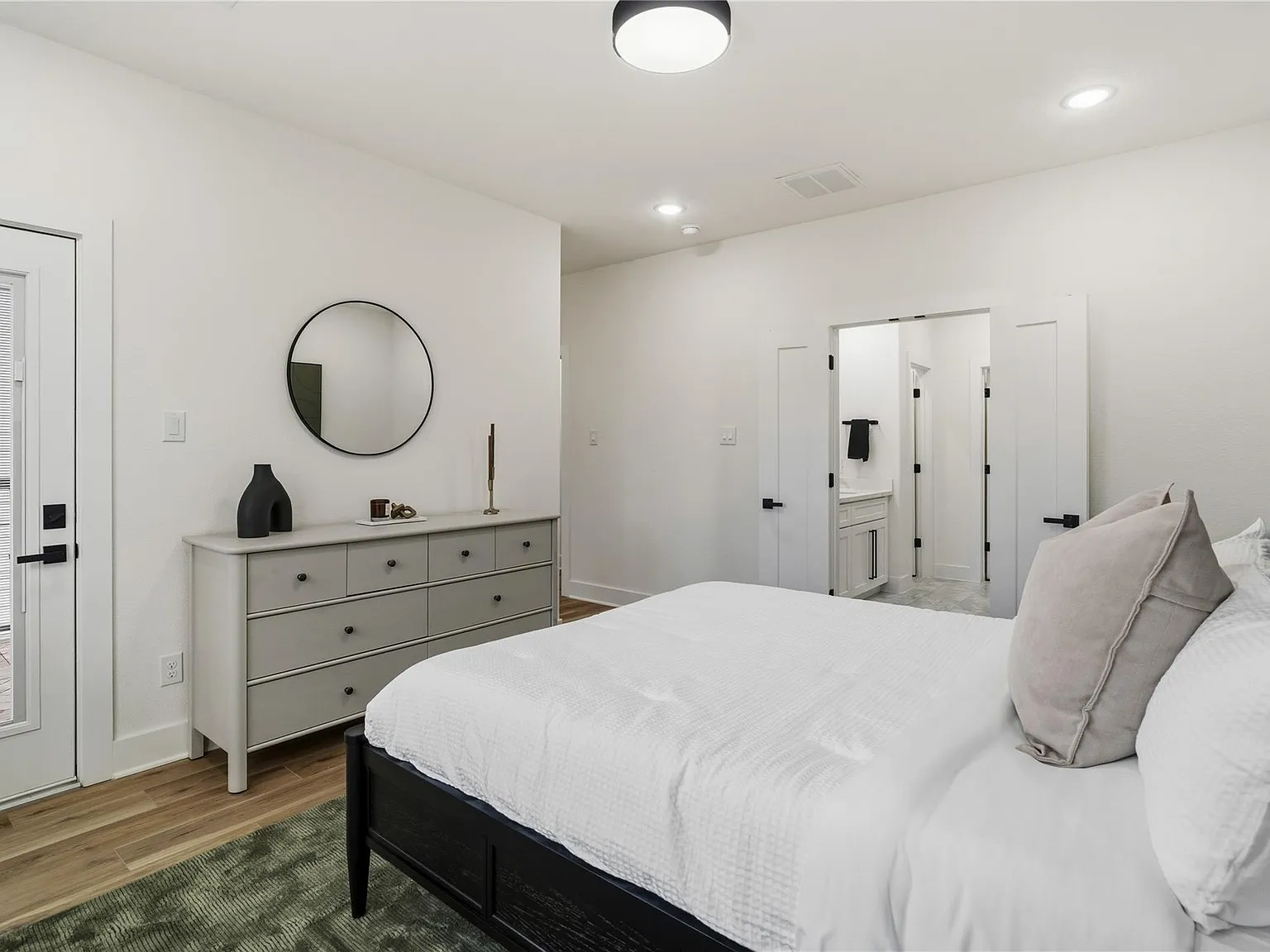 3 bed, 3.5 bath, 2117 sqft, $3,000 — Photo 4