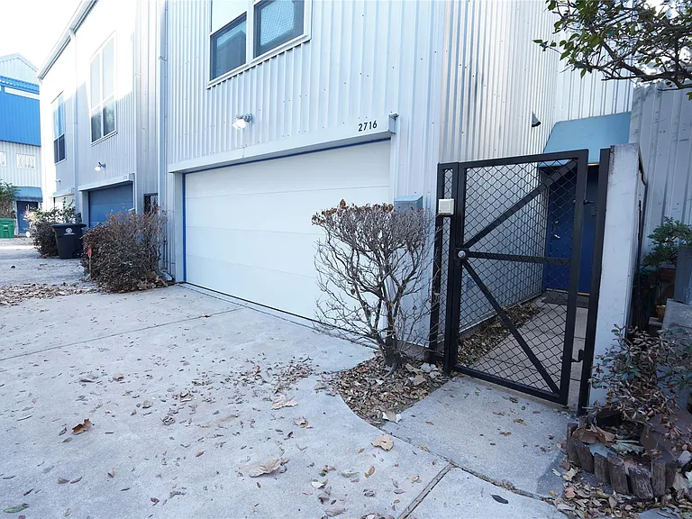 2716 Chenevert St — Photo 2