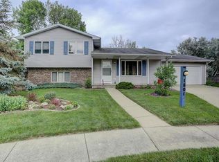 1801 Barrington Dr, Champaign, IL 61821