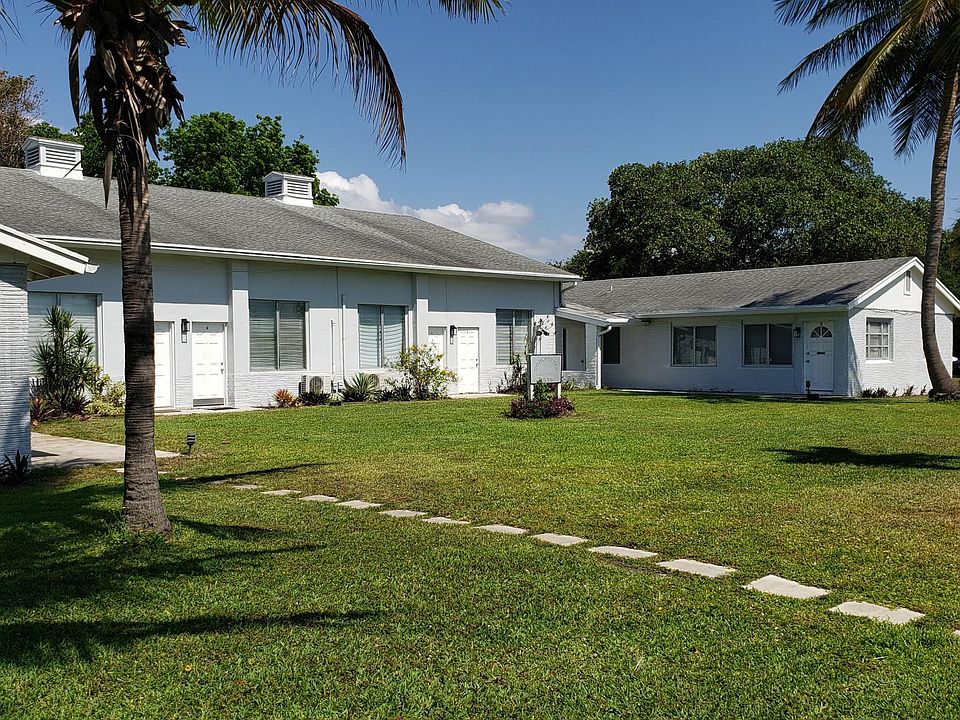 Peaceful, deep front yard