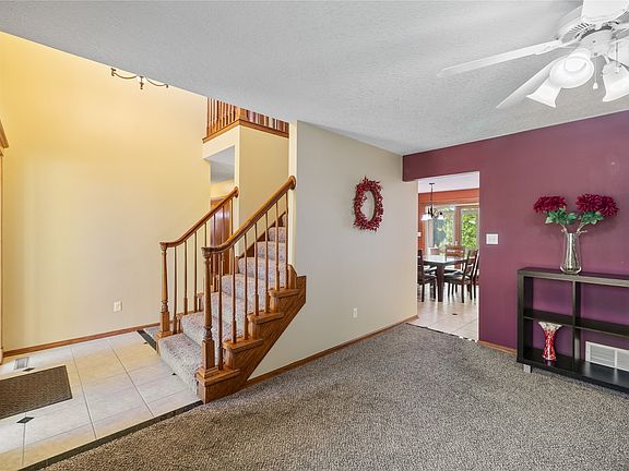 3rd image of 15164 Hawthorn Dr
