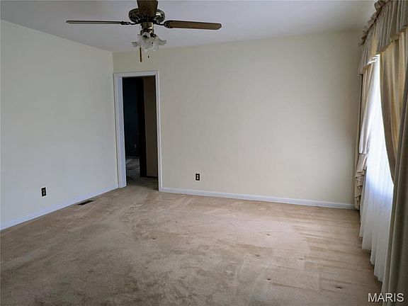 4th image of 824 Loekes Dr