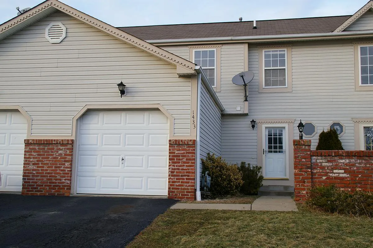 3 bed, 3.5 bath, 1800 sqft, $2,049 — Photo 2