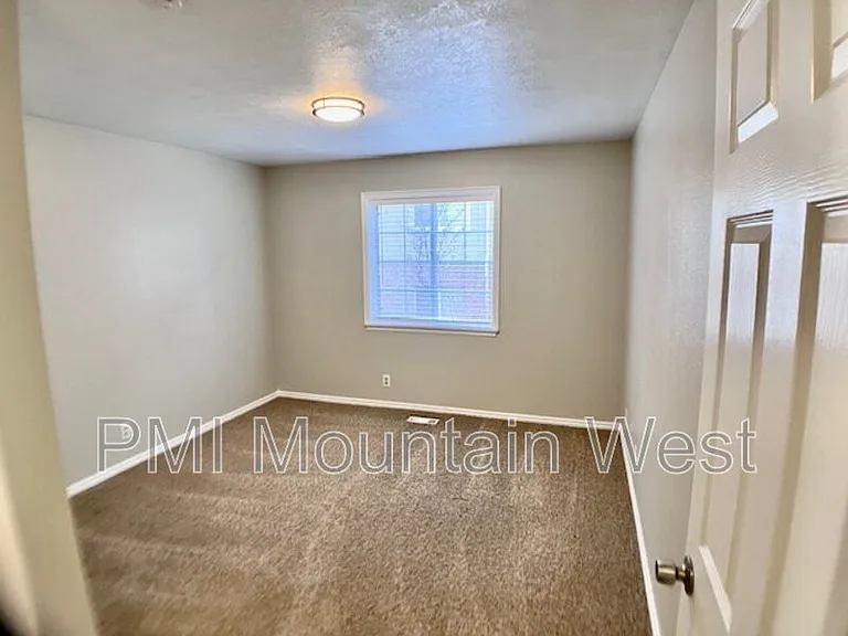 567 N 200 E #3 — Photo 25