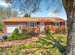 6 Concord Dr, Niskayuna, NY 12309