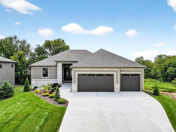 915 Savannah Ln, Greenwood, MO 64034