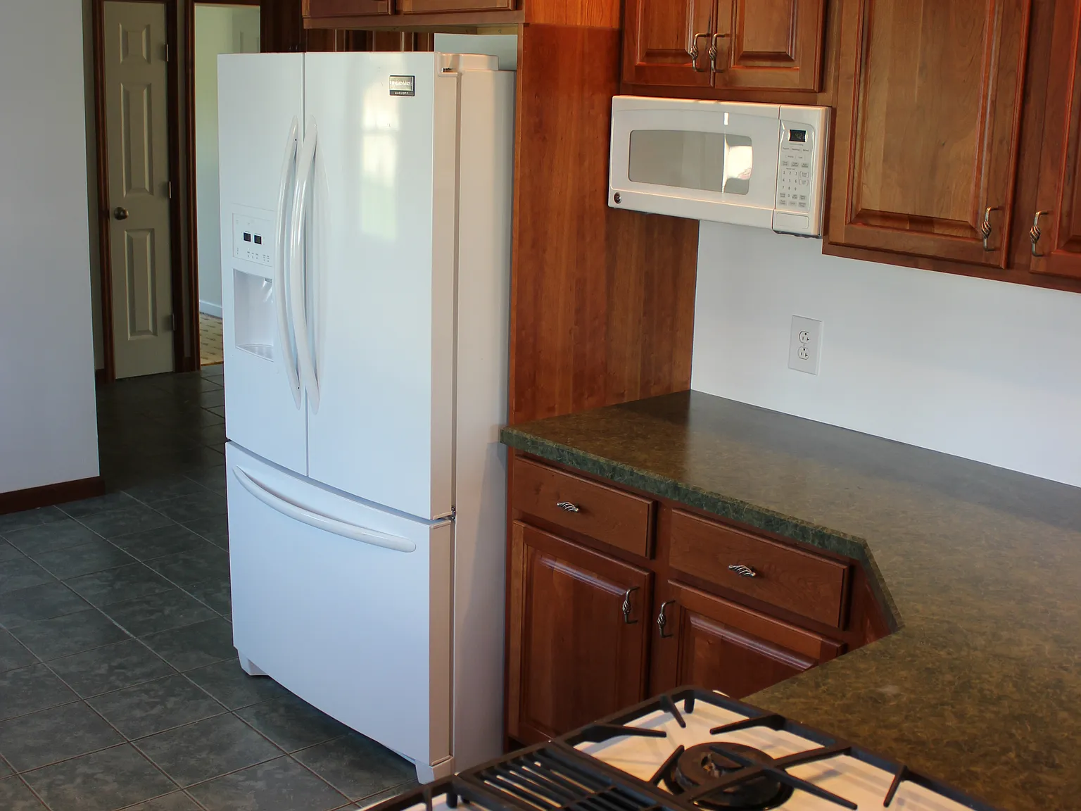 4 bed, 2200 sqft, $2,895 — Photo 3