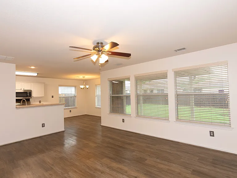 913 Coronation Way — Photo 8