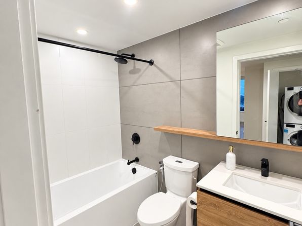 2 bedroom rental in Surrey — photo 10