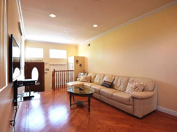 2nd image of 935 Olympia Blvd #1