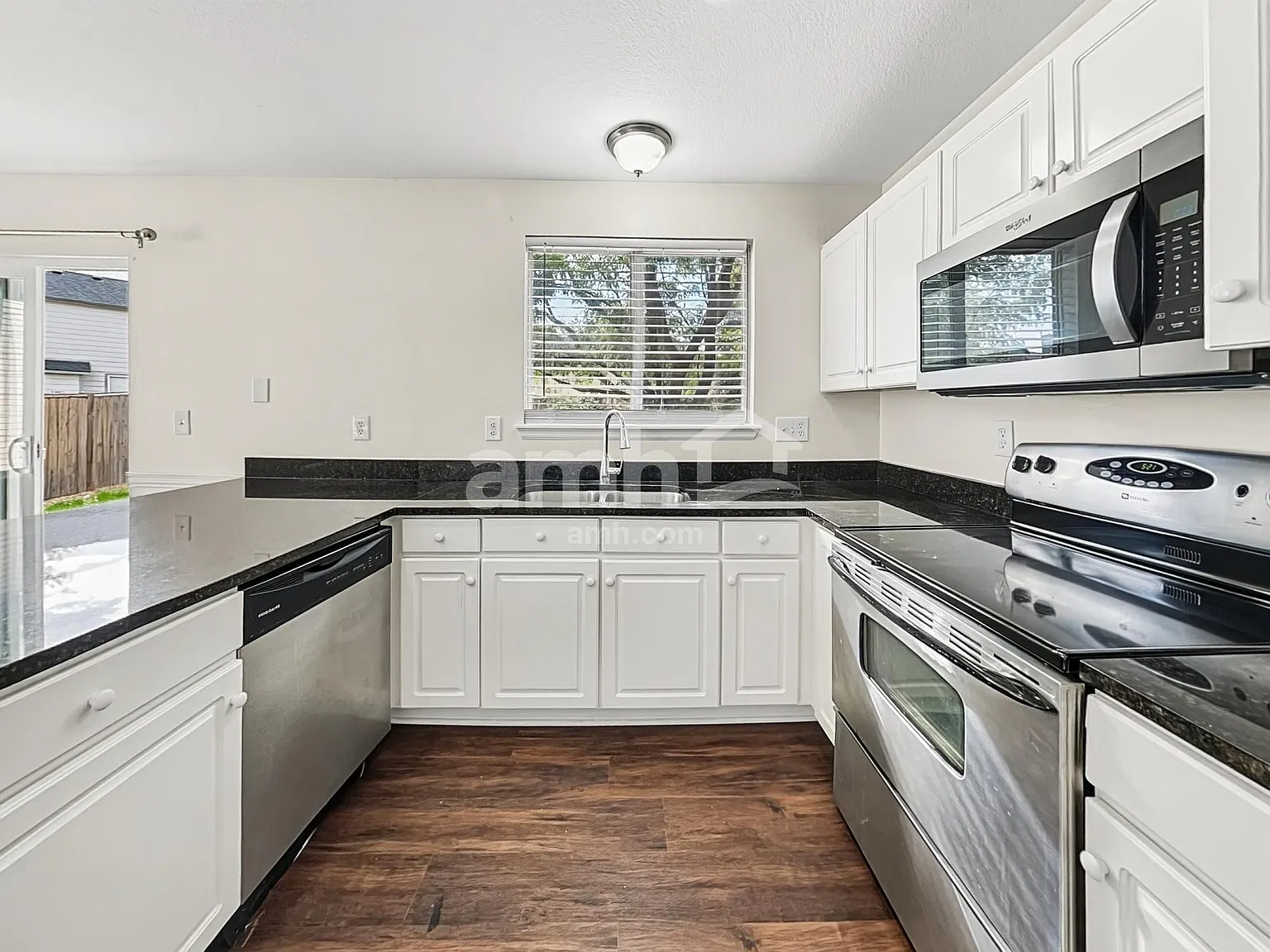 3 bed, 2.5 bath, 1407 sqft, $3,045 — Photo 3