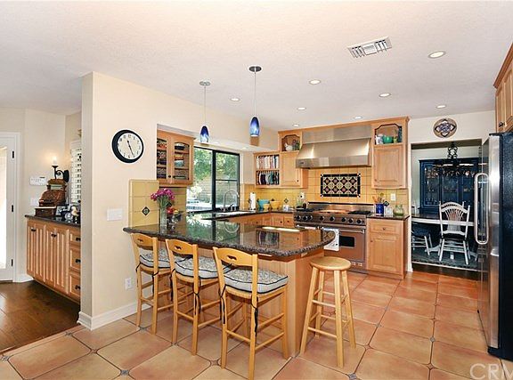 4th image of 323 E Miramar Ave