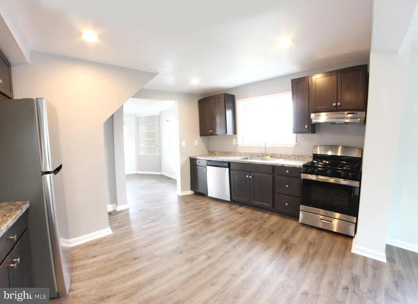 3 bed, 1.5 bath, 1080 sqft, $2,300 — Photo 3