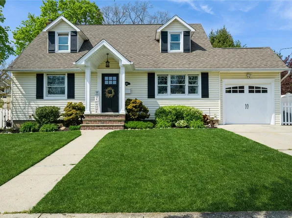 147 Plitt Avenue, Farmingdale, NY 11735