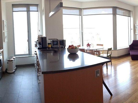 3rd image of 8 Spruce St Ph W