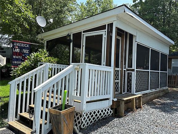 3rd image of 125 Club House Dr
