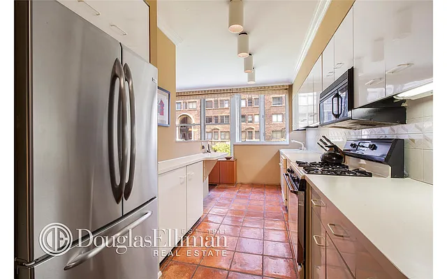 House on the hill 2点セット Upper East Side Versailles-inspired townhouse returns for