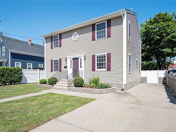 2nd image of 39 Ferris Ave E