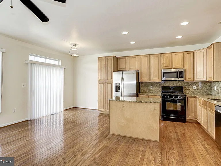 750 Monument Ave — Photo 16