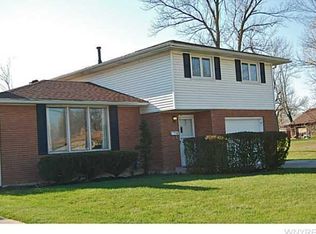 21 Forest Hill Dr, Williamsville, NY 14221