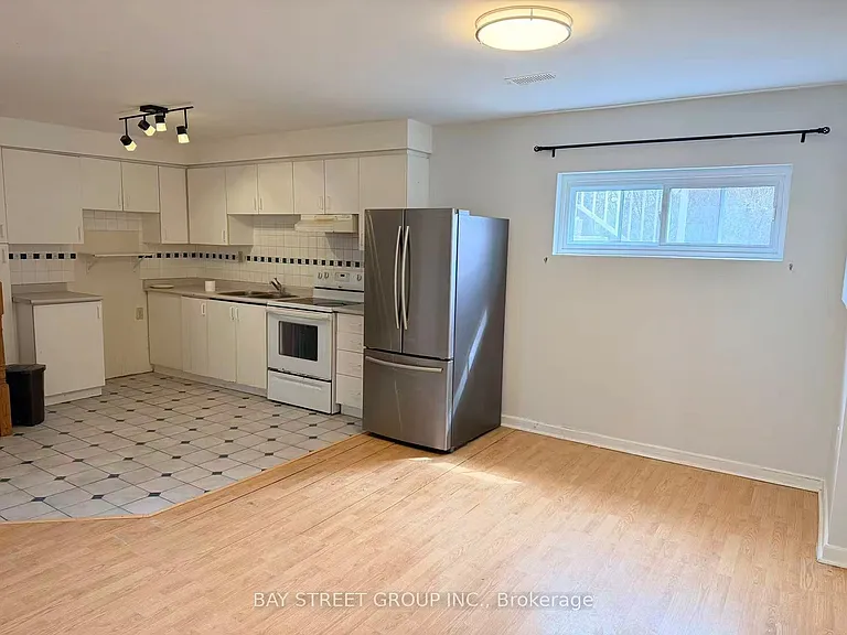 395 Loretta Cres #BACK — Photo 6