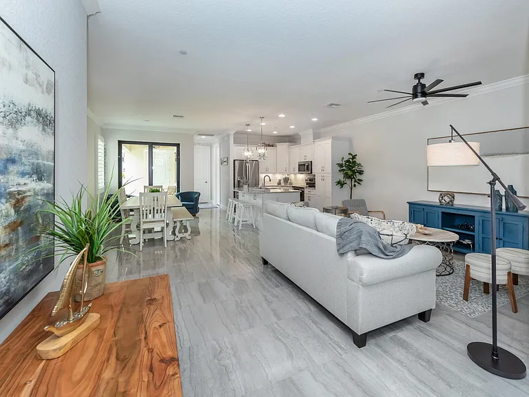 906 E Venice Ave — Photo 11