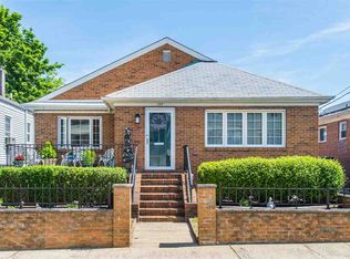 129 W 53rd St, Bayonne, NJ 07002