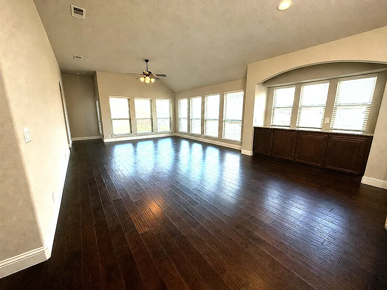 1109 Abbey Ln — Photo 9