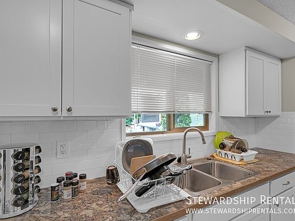 5th image of 528 Tyler St APT 1