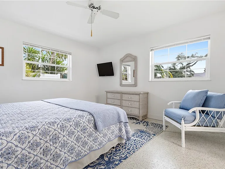 725 Dahlia Ln — Photo 14