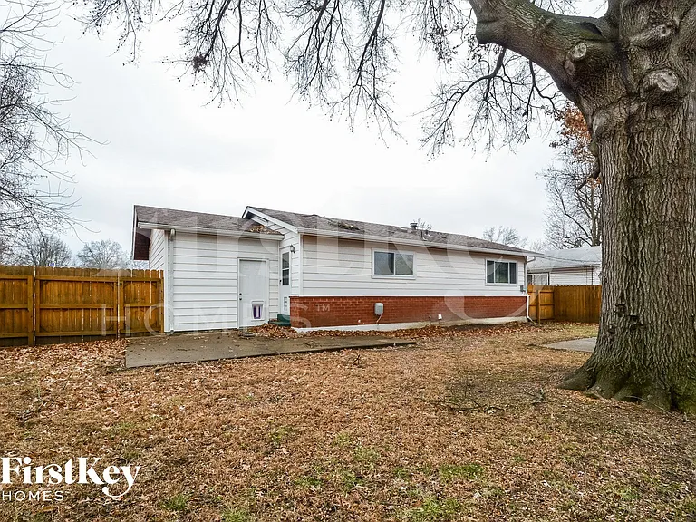 2415 Cambridge Dr — Photo 13