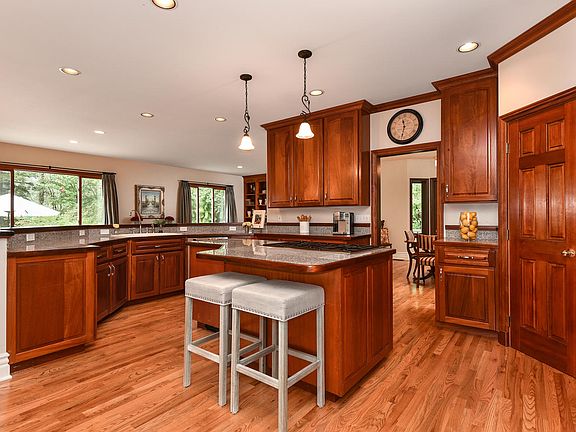 5th image of 1501 E Beaver Lake Dr SE