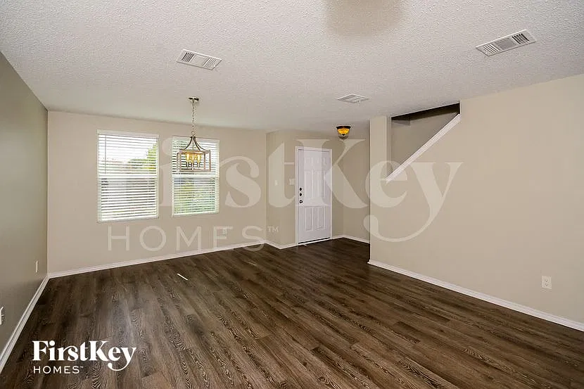 3 bed, 2.5 bath, 2306 sqft, $2,375 — Photo 2