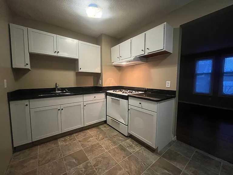 581 Park Street — Photo 2
