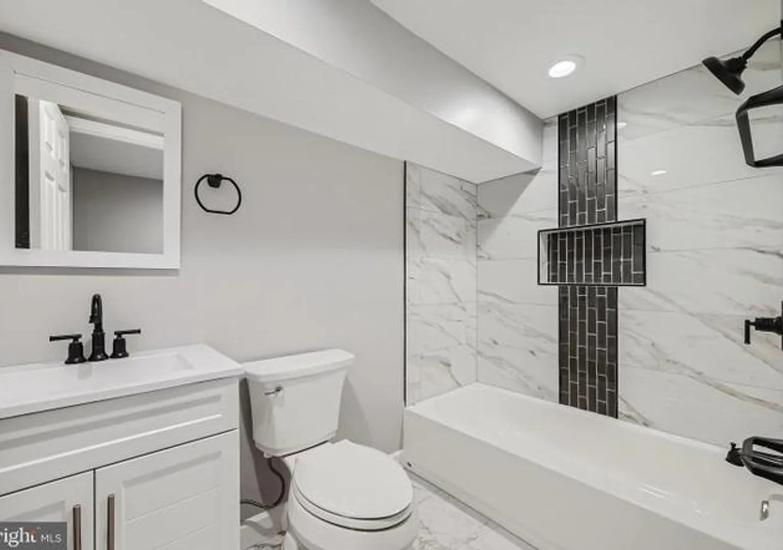 Charming 4BR Townhome in Baltimore — Photo 2